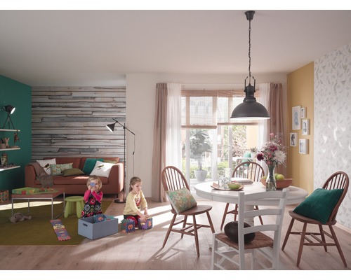 Woonkamer met eettafel, bank, lampen en spelende kinderen