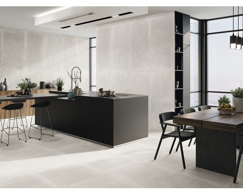 Lichte keuken met kookeiland, eethoek en vloertegels