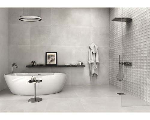 Moderne badkamer met vrijstaand bad, grijze tegels en inloopdouche