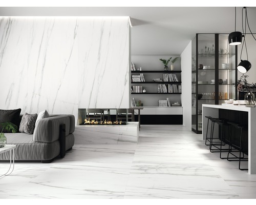 Woonkamer met tegels in marmerlook, open haard en minimalistische inrichting