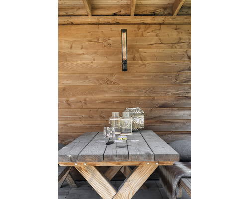 Terras met houten bekleding, terrasverwarmer en houten tafel met decoratie