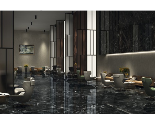 Lounge met fauteuils, banken en een donkere marmeren vloer