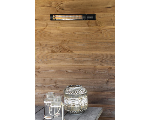 Scene met een wandverwarming en decoratieve lantaarns op een houten tafel
