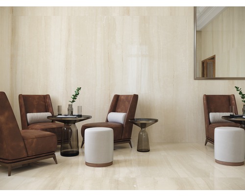 Beige tegels op wand en vloer met zithoek en spiegel