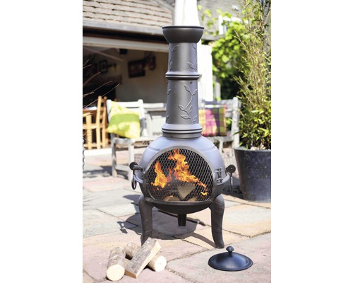 Tuinscene met brandende tuinhaard, brandhout en deksel