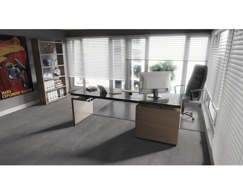 Kantoor met bureau, bureaustoel, plank en raam met jaloezieën