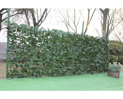 Kunsthaag met groene bladeren als privacyscherm