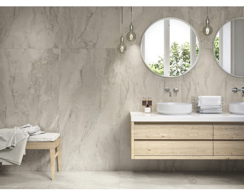 Moderne badkamer met marmeren tegels, wastafelmeubel met twee wastafels en ronde spiegels