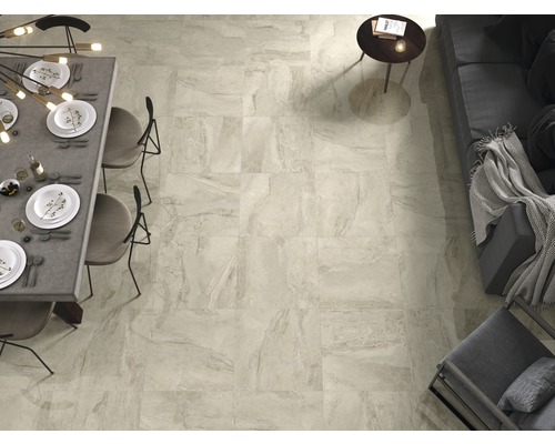 Beige vloertegels in de woonkamer met eettafel en zithoek.