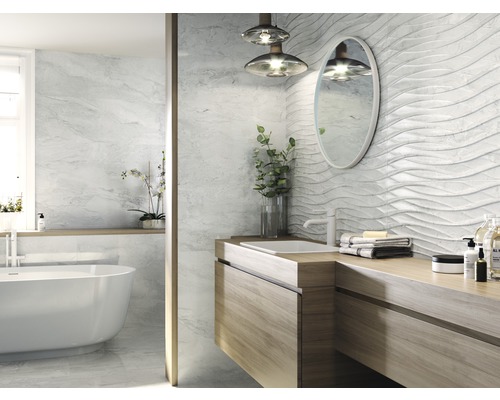 Moderne badkamer met witte tegels in golfmotief, houten wastafel en ovale spiegel