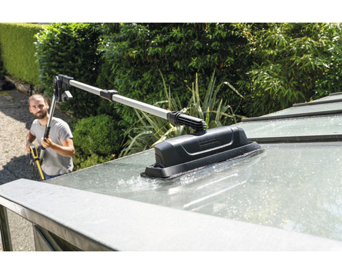 Kärcher telescopische spuitlans met oppervlaktereiniger in gebruik op een dak