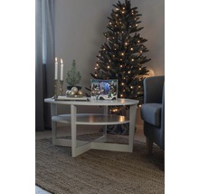 Kerstachtige woonkamer scène met kerstboom, verlichting en decoraties op een tafel