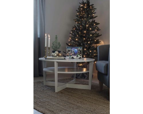 Kerstachtige woonkamer scène met kerstboom, verlichting en decoraties op een tafel