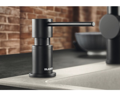 Zwarte Blanco zeepdispenser voor afwasmiddel gemonteerd op een gootsteen.