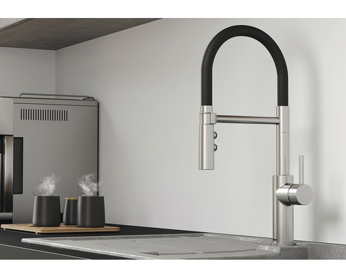 Keukenscène met gootsteenmengkraan met draaibare uitloop en koffiezetapparaat