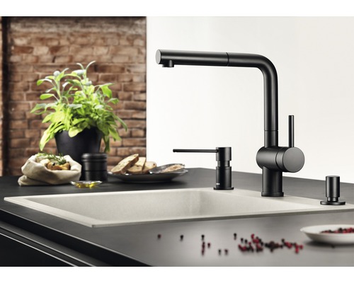 Keukenscène met gootsteen, kraan, zeepdispenser en decoratie