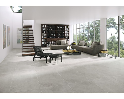 Lichte kamer met tegelvloer, zithoek en trap