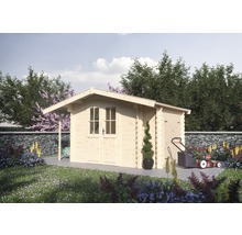 Houten tuinhuis met gazonmaaier en tuinslang in de tuin