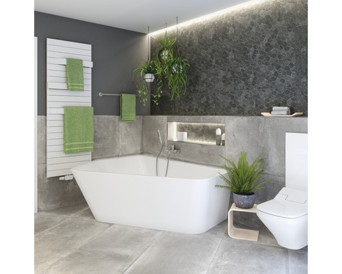 Badkamer met bad, toilet, radiator en planten