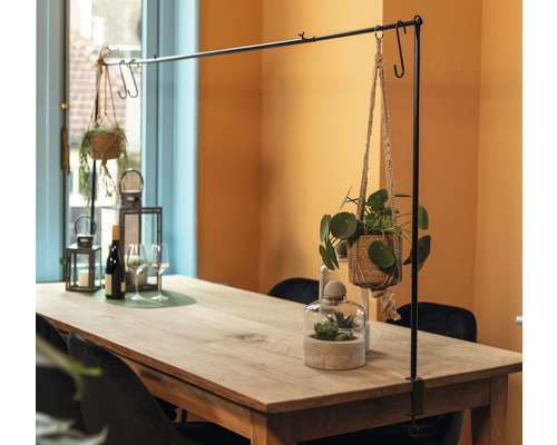 Eettafel met tafelgalg, planten en decoratie