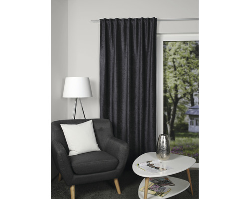 Woonkamer met fauteuil, bijzettafel en gordijn