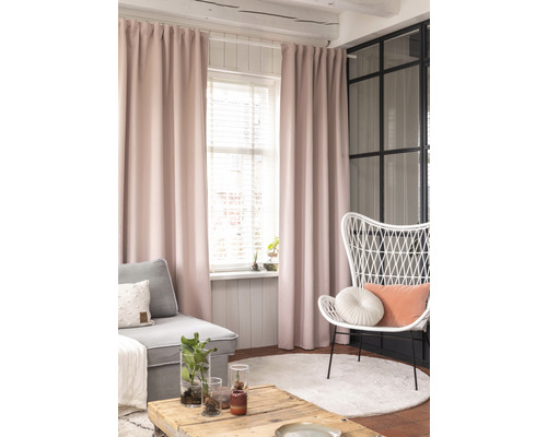 Lichte woonkamer met gordijnen, bank en fauteuil