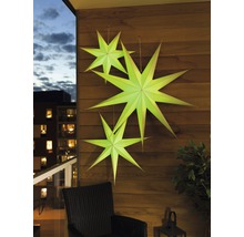 Decoratieve papieren sterren aan een houten wand op een balkon
