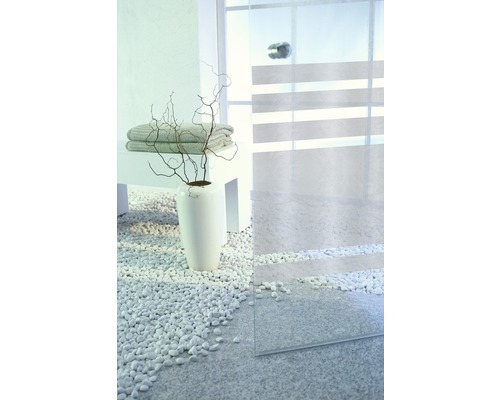 Badkamerontwerp met douche, handdoeken, grind en vaas