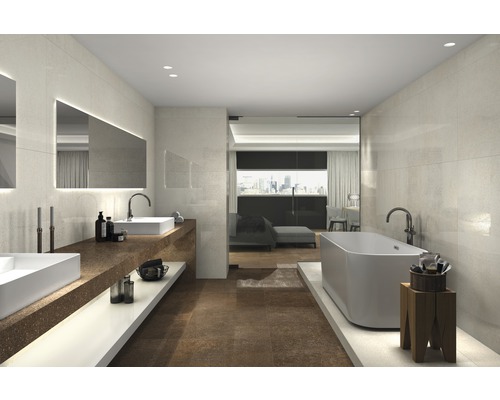 Moderne badkamer met wastafels, spiegel, bad en tegels