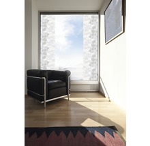 Woonkamer met schuifgordijnen, fauteuil en vloerkleed