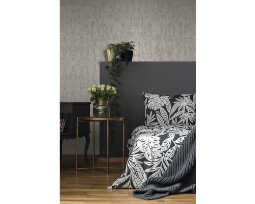 Slaapkamer met bed, nachtkastje en decoratie