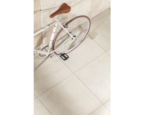 Gedeeltelijk aanzicht van een fiets tegen een muur