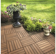 Terrastegels van hout in de tuin met planten