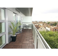 Inrichting van een balkon met terrastegels, tafel en stoelen