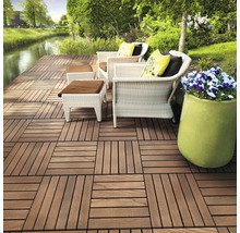 Terrasontwerp met houten tegels, tuinmeubelen en bloempot