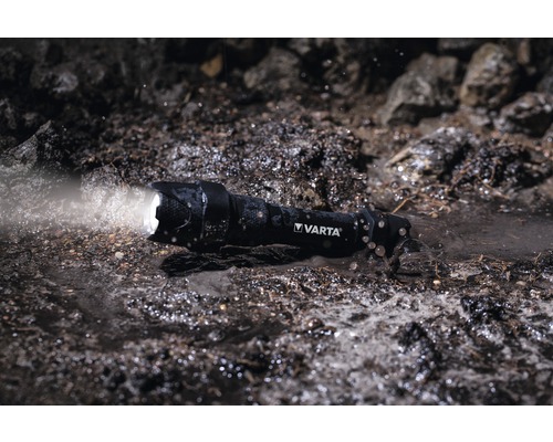 Varta Logo zaklamp in het water