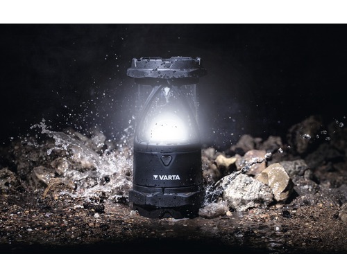 Varta lantaarn buiten met waterspatten