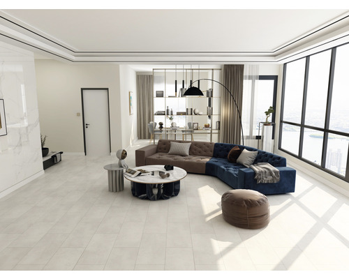 Moderne woonkamer met hoekbank, salontafel en groot raam