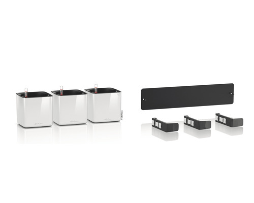 Drie witte bloempotten met irrigatiesysteem en accessoires voor wandmontage.