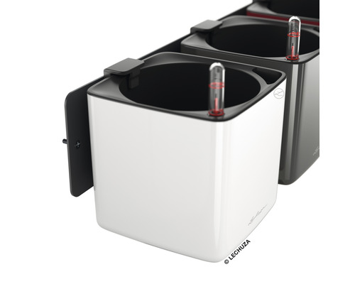 Twee plantenbakken met bewateringssysteem en wandhouder