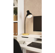 Bureau met bureaulamp, toetsenbord en scherm in een werkkamer