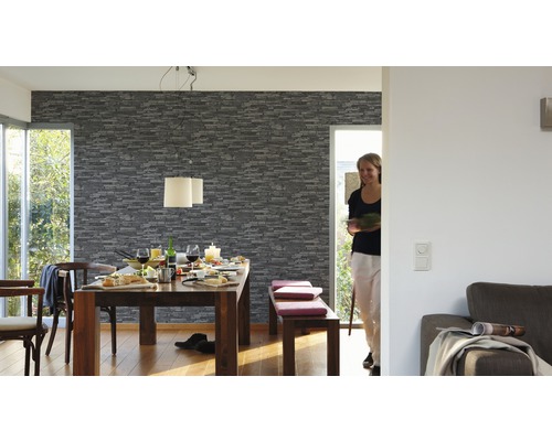 Eetkamer met eettafel, stoelen, bank en behang met steenlook