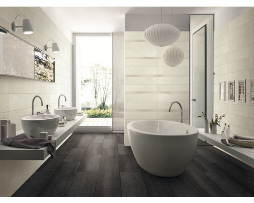 Lichte badkamer met dubbele wastafel, bad en donkere houten vloer