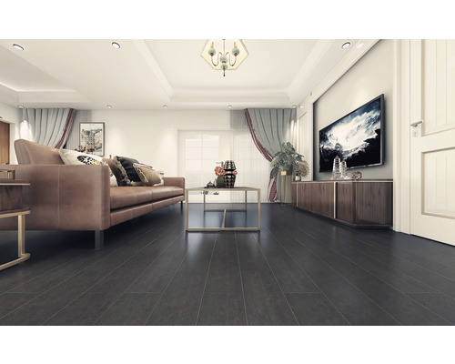 Lichte woonkamer met bank, tafel en donkere houten vloer.