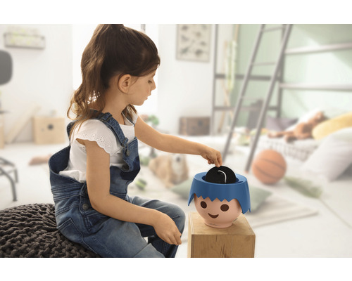 Meisje speelt met een spaarpot in de kinderkamer