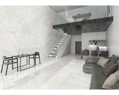 Lichte woonkamer met trap, galerij en vloertegels in marmerlook