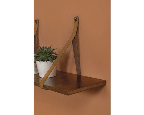 Wandplank met leren riemen en decoratie