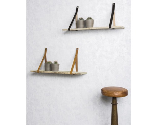 Twee houten planken met leren riemen en cactussen op een kruk