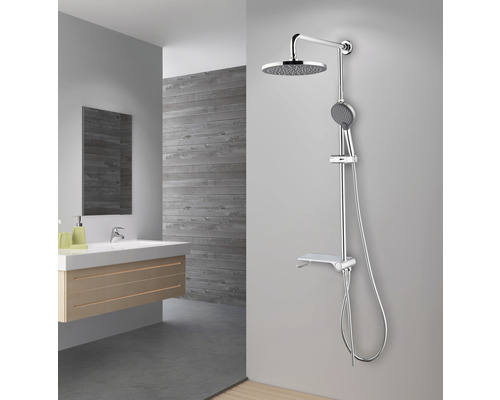 Badkamer met douchezuil, hoofddouche, handdouche en plank