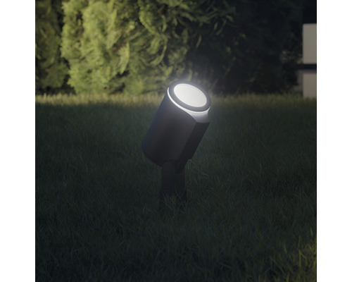 Tuinspot op gazon verlicht in de tuin